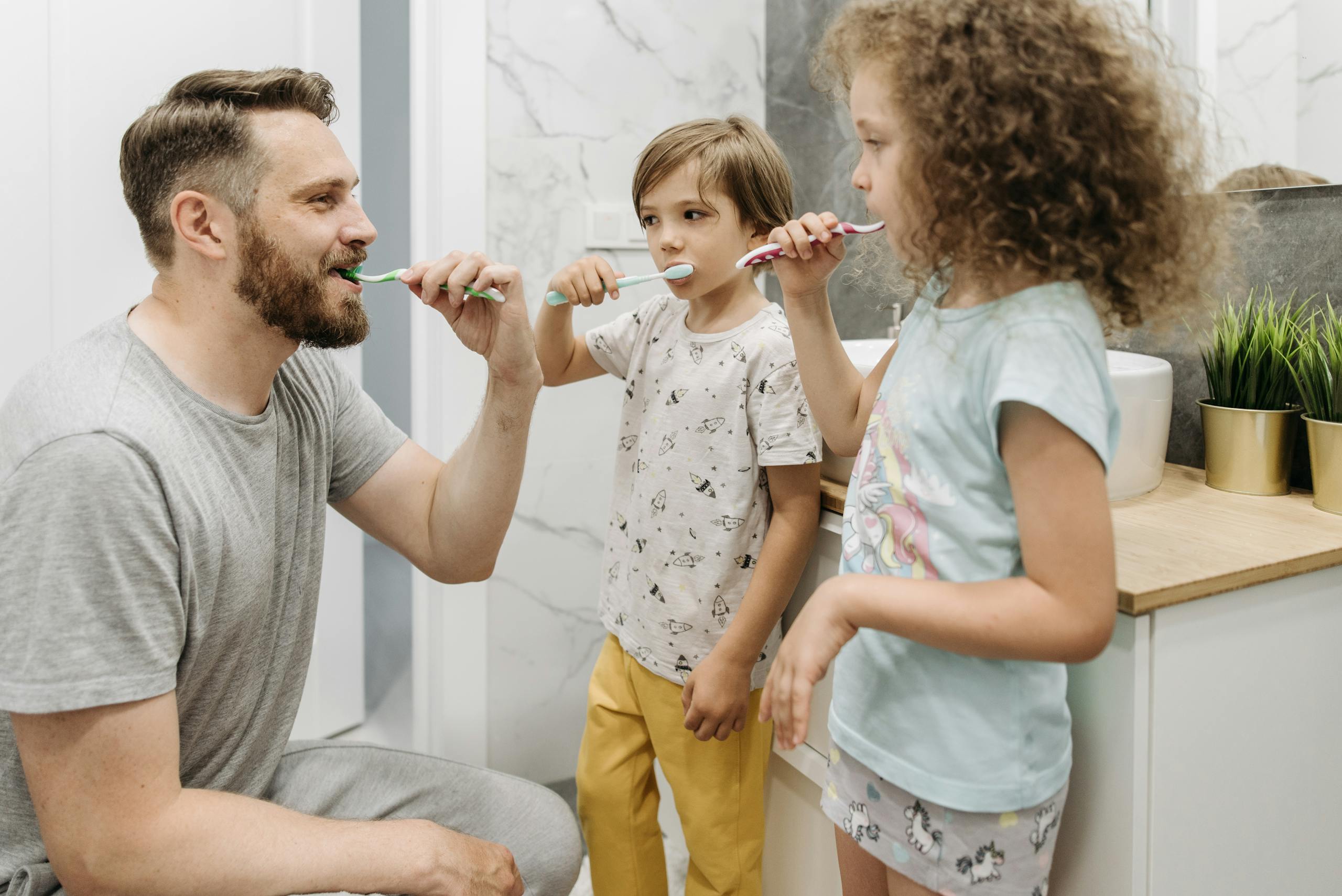 Routine notturna per bambini l'importanza dell'igiene orale